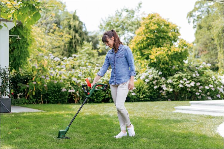 Trimmer de tuns gazon/iarba pe acumulator Bosch EasyGrassCut 18V-230 , 23 cm diametru lucru, 1.6 grosime fir, fara acumulator si incarcator in setul de livrare — Varianta pe acumulator sau cea cu cablu?
