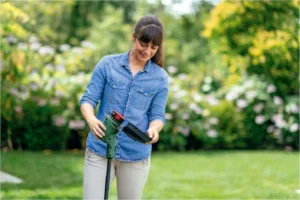 Bosch EasyGrassCut 18V-230 review: trimmer pe acumulator pentru margini curate