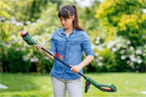 Bosch EasyGrassCut 18V-230 review: trimmer pe acumulator pentru margini curate