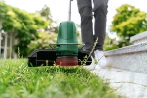 Bosch EasyGrassCut 18V-230 review: trimmer pe acumulator pentru margini curate
